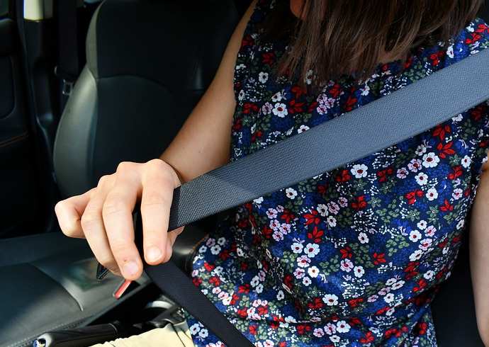 Video: Človeku, ktorý sedí na zadnom sedadle auta a nepripúta sa, hrozí pri prípadnom náraze auta niekoľko rizík